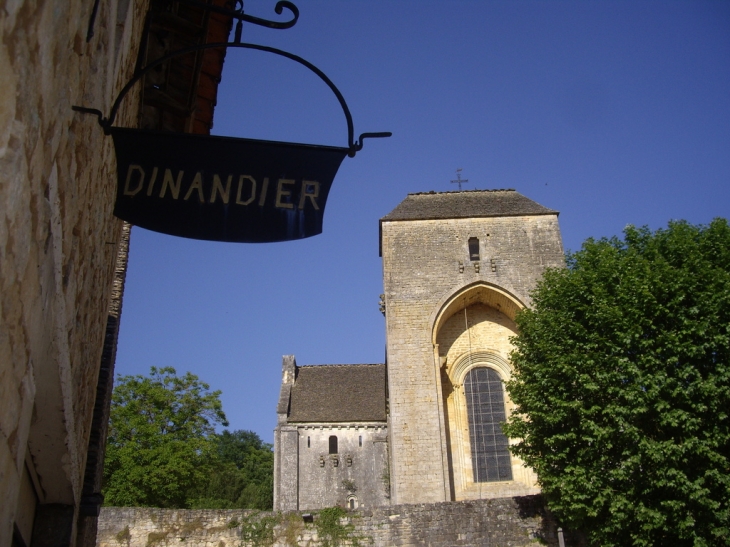 Depuis l'atelier du dinandier, la façade-donjon de l'église. - Saint-Amand-de-Coly