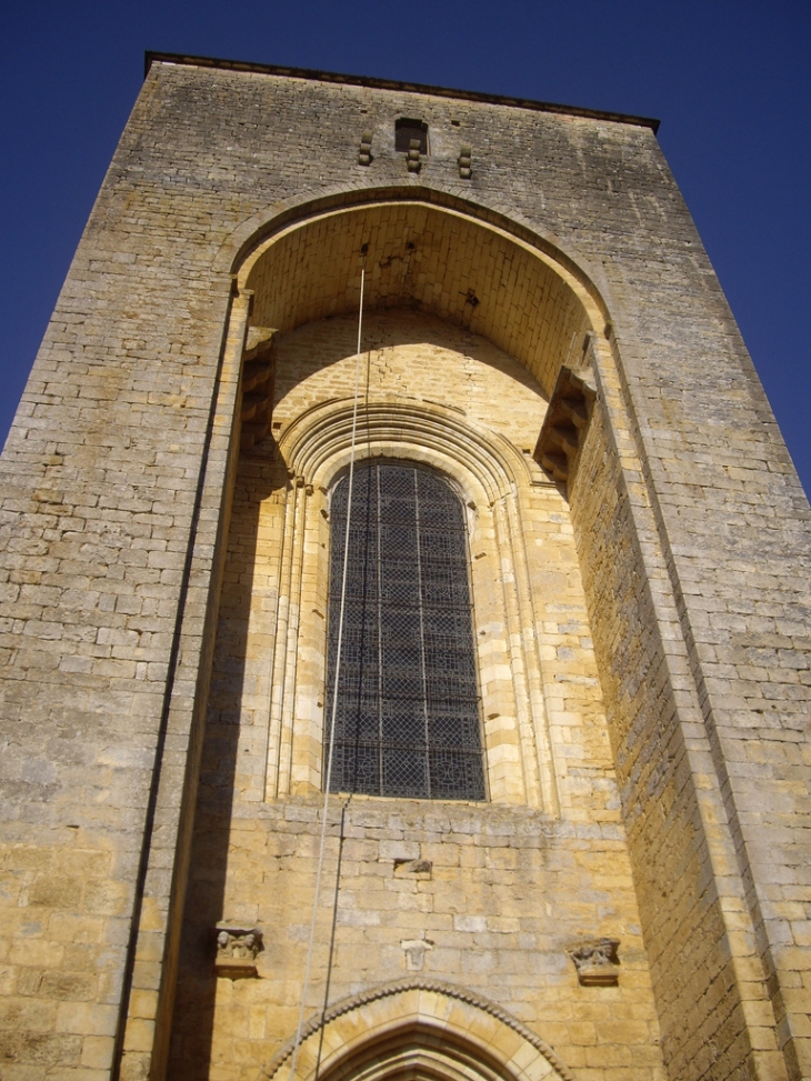 La façade-donjon à chambre forte et consoles pour hourdages. - Saint-Amand-de-Coly