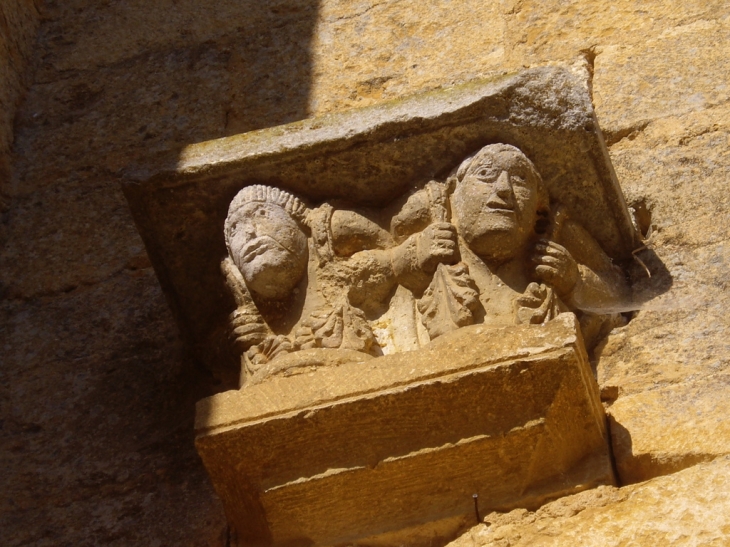 Chapiteau sculpté sur la façade-donjon. - Saint-Amand-de-Coly