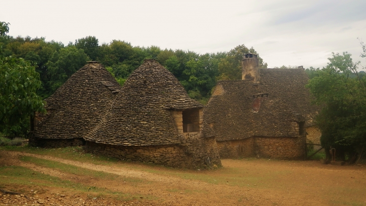 Ferme en lauzes au village de Breuil. - Saint-André-d'Allas