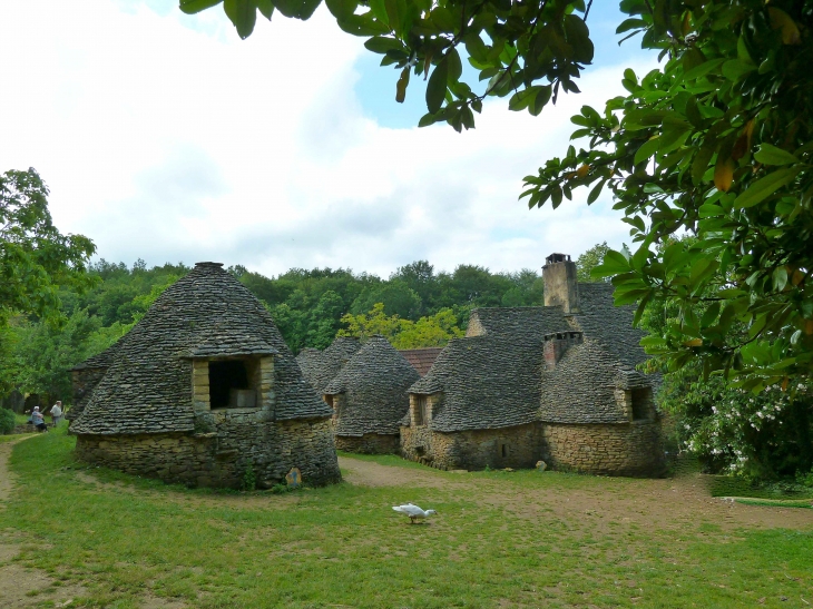 Les Cabanes du Breuil (anciennes annexes agricoles d'une ferme). Elles datent du XIX°, voire du tout début du XX° - Saint-André-d'Allas