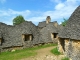 Les Cabanes du Breuil ont pour particularité d'être couvertes d'une voûte encorbellée en pierre sèche revêtue d'une toiture de lauses et de s'agglutiner les unes aux autres.