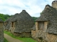 Les Cabanes du Breuil ont pour particularité d'être couvertes d'une voûte encorbellée en pierre sèche revêtue d'une toiture de lauses et de s'agglutiner les unes aux autres.