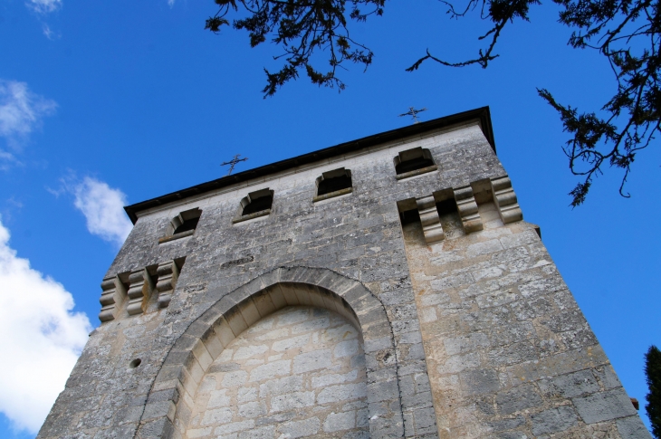 Le clocher-mur fortifié de l'église Saint Antoine. - Saint-Antoine-d'Auberoche