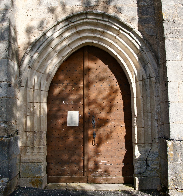 Le portail de l'église Saint Antoine. - Saint-Antoine-d'Auberoche