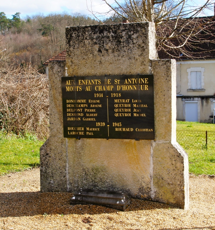 Le Monument aux Morts - Saint-Antoine-d'Auberoche