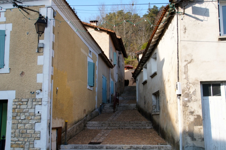 Une ruelle du village. - Saint-Aquilin