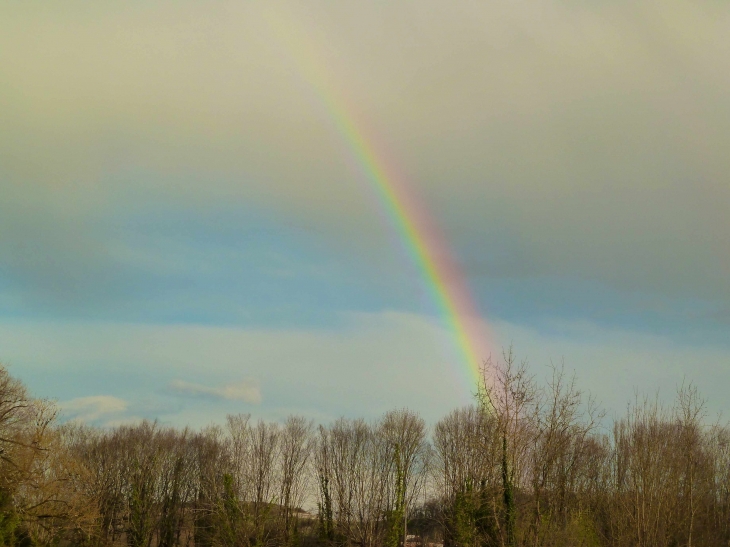 Un arc-en-ciel est un phénomène optique et météorologique qui rend visible le spectre continu de la lumière du ciel quand le soleil brille pendant la pluie. - Saint-Astier