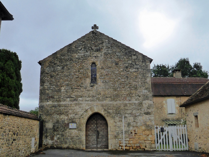 L'entrée de l'église - Saint-Avit-de-Vialard