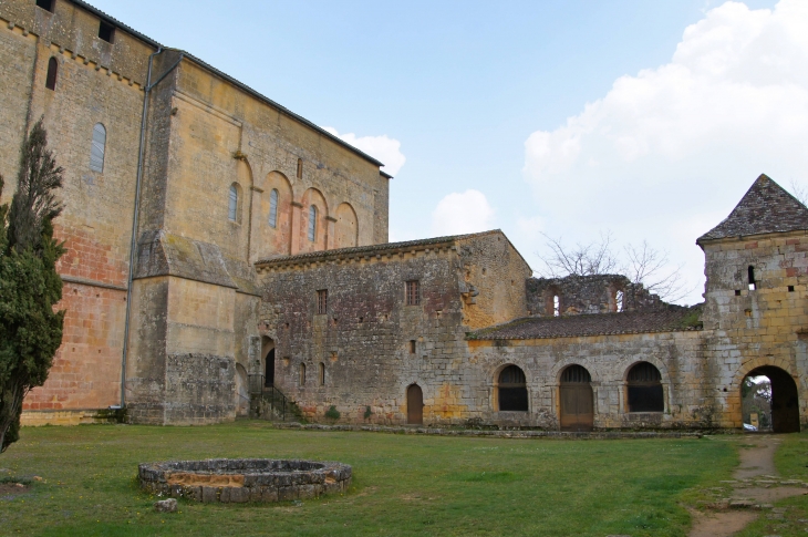 Salle capitulaire (rez-de-chaussée, à droite) et ancien dortoir des moines 'étage , à gauche). - Saint-Avit-Sénieur