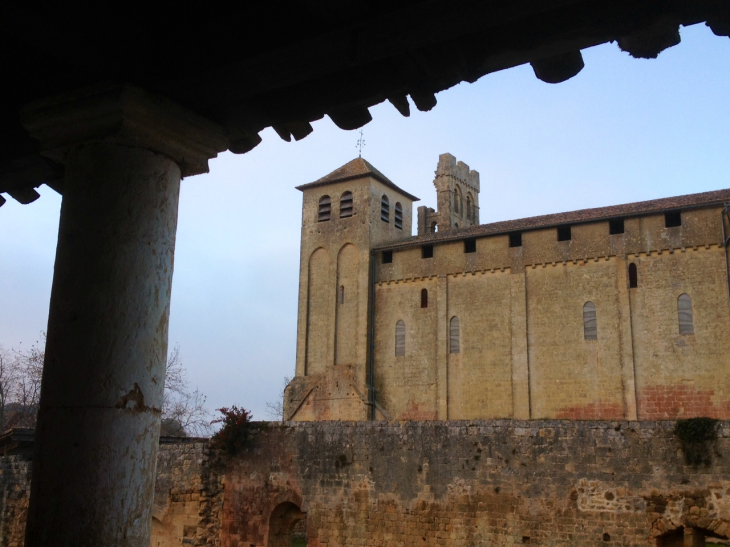 Vue de l'église depuis la galerie du presbytère. - Saint-Avit-Sénieur