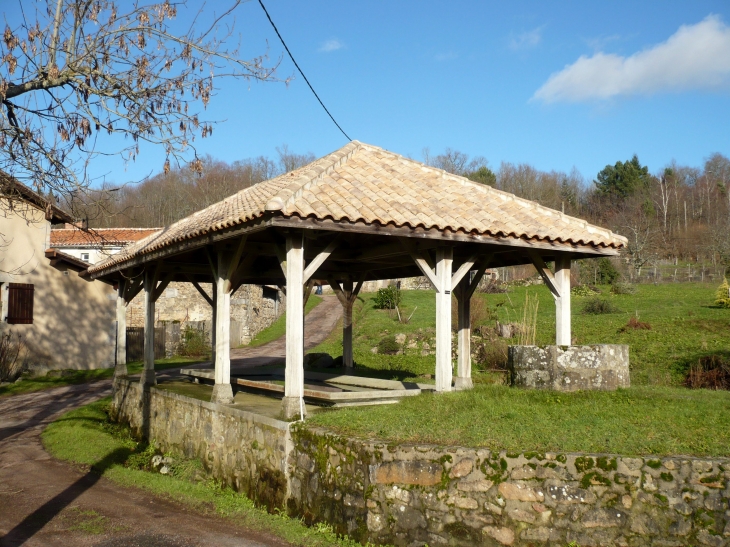 L'ancien lavoir de Villechalane. - Saint-Barthélemy-de-Bussière