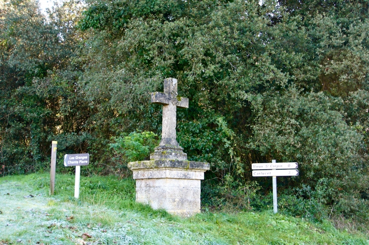 Croix de chemin près du Vieux Saint Crepin. - Saint-Crépin-et-Carlucet