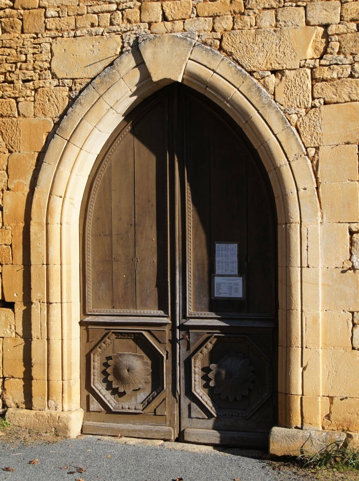 Portail à trois voussures sous une archivolte de l'église de Saint Crepin. - Saint-Crépin-et-Carlucet