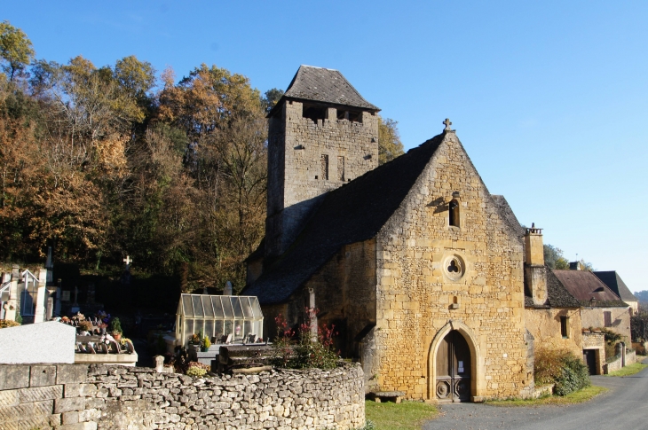 Eglise de Saint-Crépin est édifiée au XIIe siècle selon l'architecture romane de l'époque. - Saint-Crépin-et-Carlucet