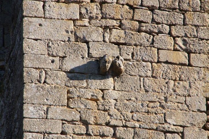 Modillon sculpté incrusté dans la façade du clocher de l'église Saint-Crépin. - Saint-Crépin-et-Carlucet