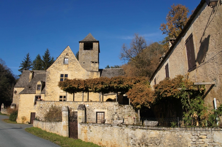 Vue sur le Presbytère de Saint-Crépin. - Saint-Crépin-et-Carlucet