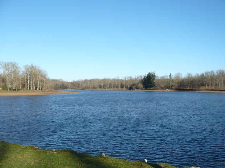 Le Ruisseau La Doue dont la retenue forme un plan d'eau de 17 hectares, le Grand Etang de Saint-estephe. - Saint-Estèphe