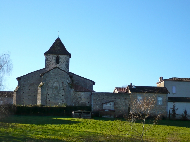 Vue sur l'église, origine romane remaniée par la suite. - Saint-Estèphe