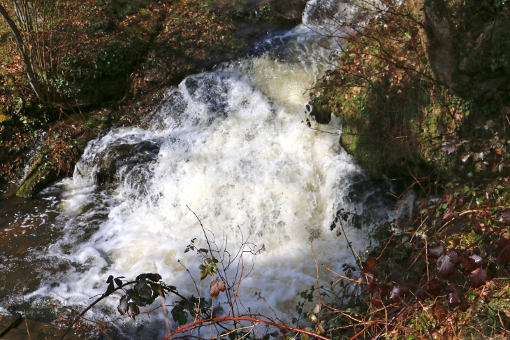 Le déversoir du Grand Etang. - Saint-Estèphe