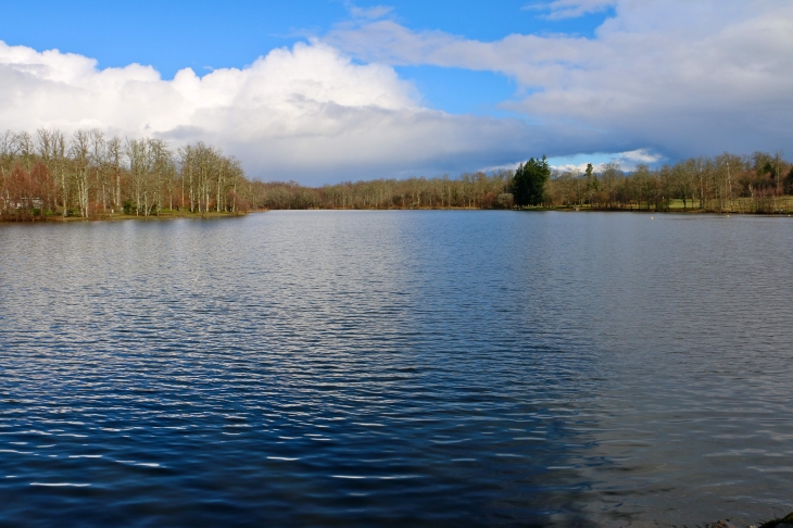 Le-grand-etang sur 17 hectares. - Saint-Estèphe