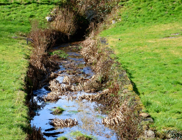 Le déversoir du Grand Etang. - Saint-Estèphe