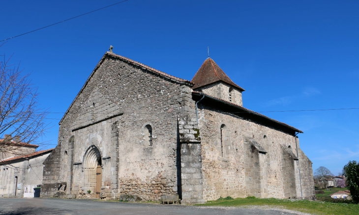 Eglise romane Saint Etienne, modifiée aux XVe et XVIIe siècles. - Saint-Estèphe