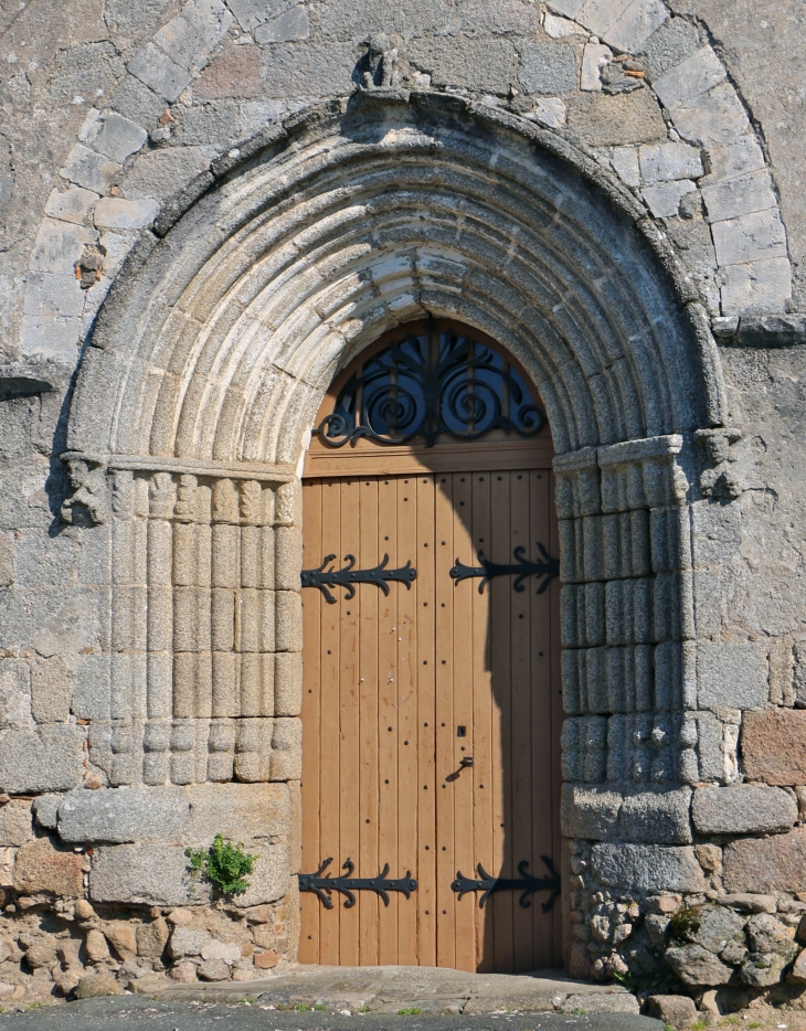 Le portail de l'église. - Saint-Estèphe