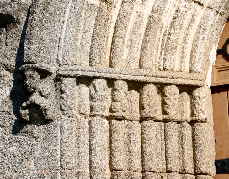 Détail : les voissures du portail de l'église. - Saint-Estèphe