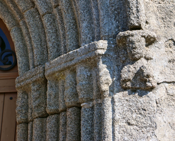 Détail : les voissures du portail de l'église. - Saint-Estèphe