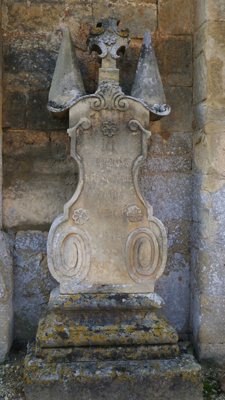 Tombe d'un ancien curé de la paroisse devant l'église. - Saint-Félix-de-Reillac-et-Mortemart