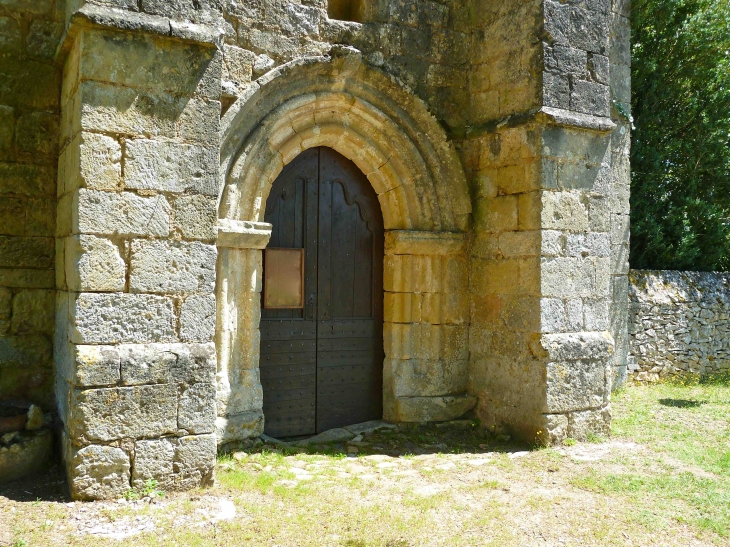 Portail de l'église Saint Jean Baptiste de Mortemart. Cette église est construite sur une motte féodale, comporte deux particularités, son clocher mur et son donjon carré. - Saint-Félix-de-Reillac-et-Mortemart