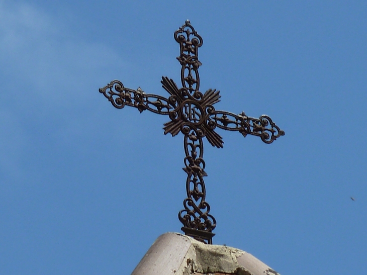 Croix sur le donjon carré de l'église de Mortemart - Saint-Félix-de-Reillac-et-Mortemart