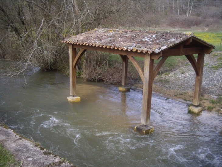 Le lavoir sur la Louyre. - Saint-Félix-de-Villadeix