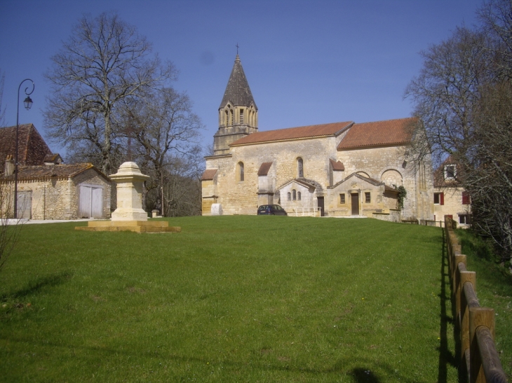 L'église de fond roman retouchée au 15ème et 19ème. - Saint-Félix-de-Villadeix