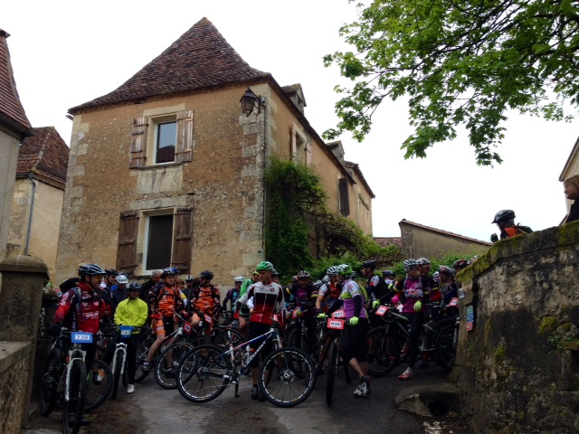 Le départ de la 22ème édition de la rando vtt des coteaux de la voie romaine. - Saint-Félix-de-Villadeix