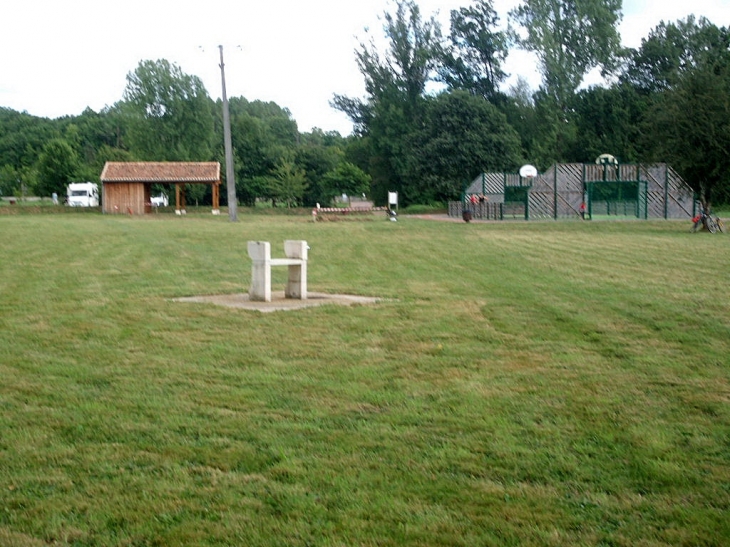 Aire pour campings cars St Front - Saint-Front-la-Rivière