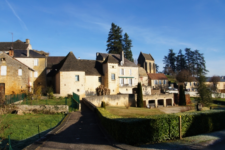 Vue sur le village et la chapelle du Cheylard. - Saint-Geniès