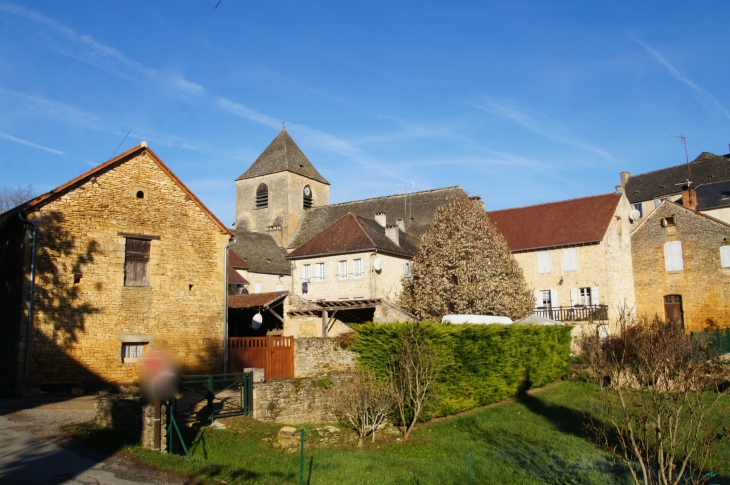 Vue-sur-le-village-et-la-l-eglise-notre-dame de l'Assomption. - Saint-Geniès