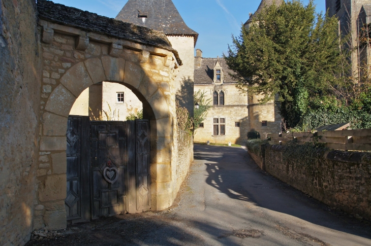 Ruelle-menant-au-chateau-et-a-l-eglise-notre-dame de l'Assomption. - Saint-Geniès