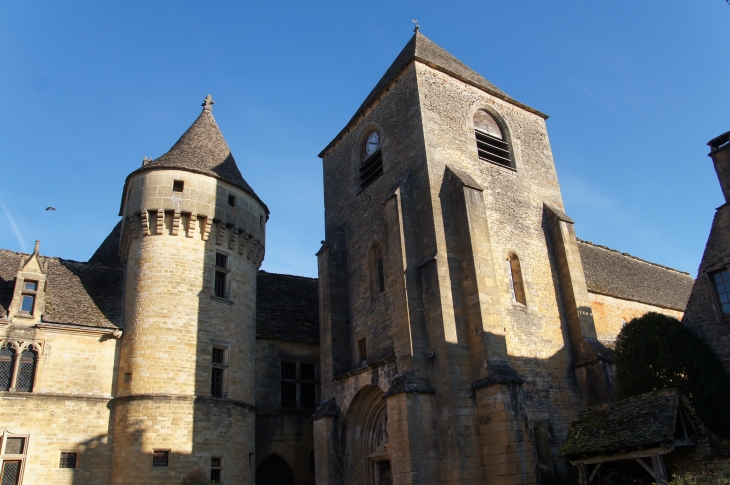 Le-chateau-et-le clocher porche de l'églie Notre Dame de l'Assomption. - Saint-Geniès