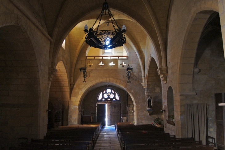 La-nef-vers-le-portail-de-l-eglise-notre-dame de l'assomption. Au fond la tribune à la base du clocher. - Saint-Geniès