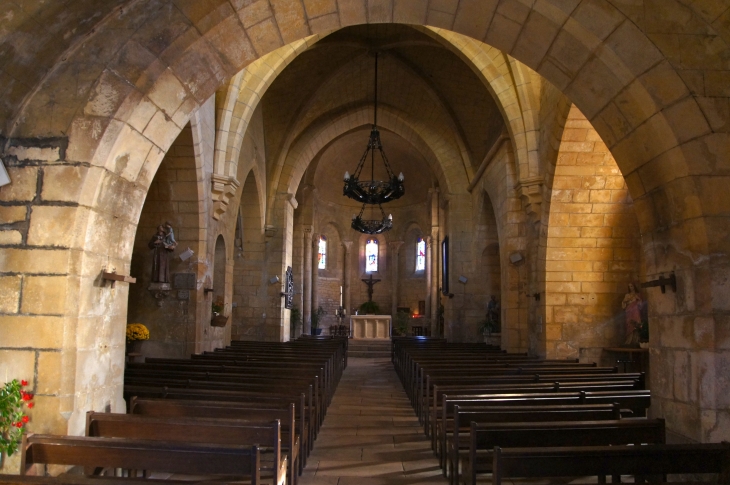 Eglise Notre Dame de l'Assomption : La nef vers le choeur. - Saint-Geniès
