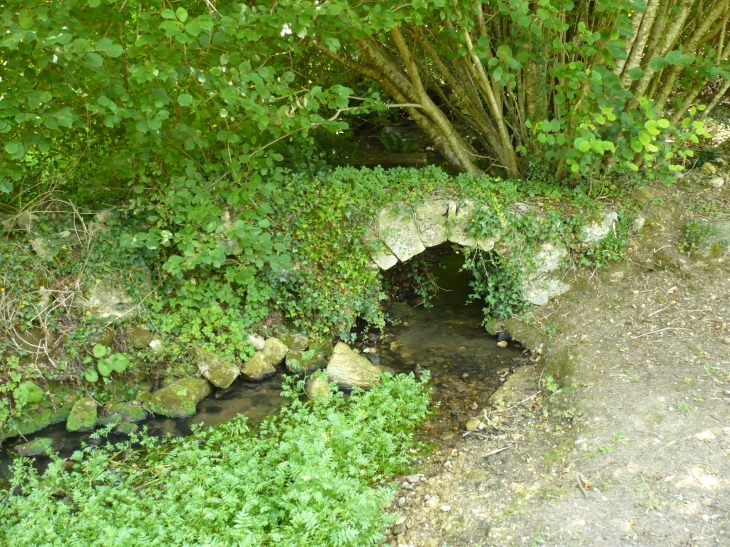 Petit-pont-ancien près de la chapelle Sainte RITA, hameau de St Georges - Saint-Georges-de-Montclard