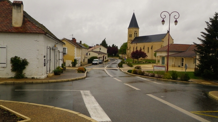 La rue principale. - Saint-Géraud-de-Corps