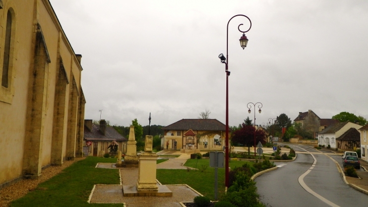 La rue principale. - Saint-Géraud-de-Corps