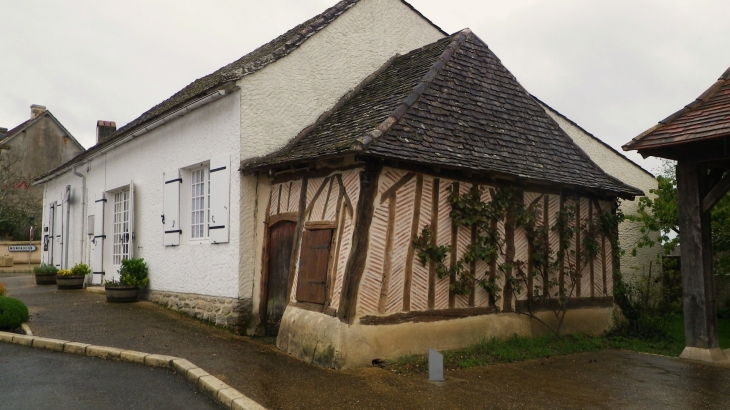 Dépendance à colombages. - Saint-Géraud-de-Corps