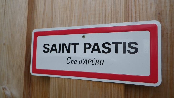 Un panneau qui en dit long sur le local du club de pétanque. - Saint-Géraud-de-Corps