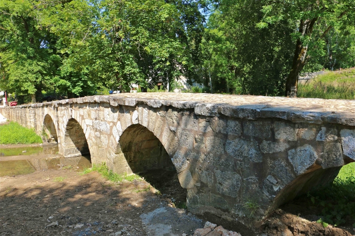 Le pont construit au XIIe siècle sur le Ravillou fortement endommagé dans la nuit du 13 au 14 juin 2007 par des orages particulièrement violents. - Saint-Germain-des-Prés