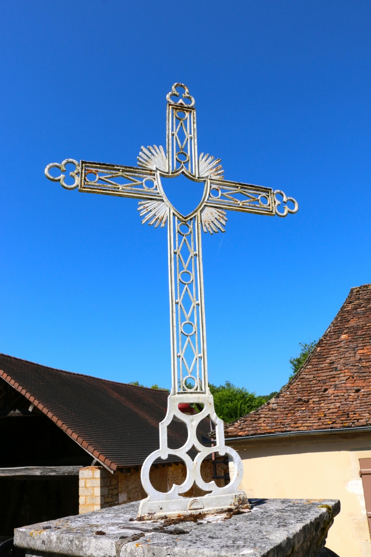 Croix face à l'église Saint Germain. - Saint-Germain-des-Prés